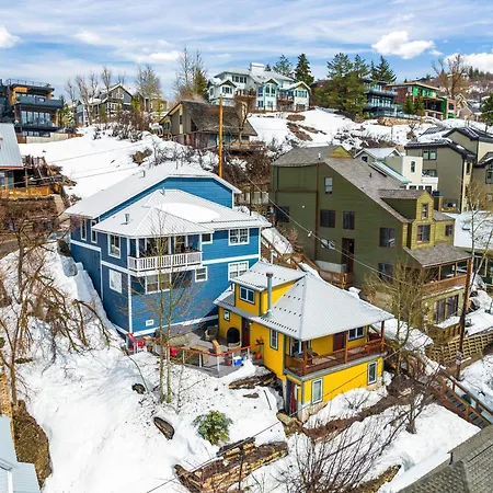 Walk To Main Street, Ontario Adventures, Two Homes Combined - 6 Bedroom 2 Private Decks With Hot Tubs
